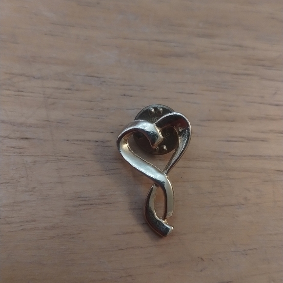 Jewelry - Elegant Heart-Shaped Pin Brooch